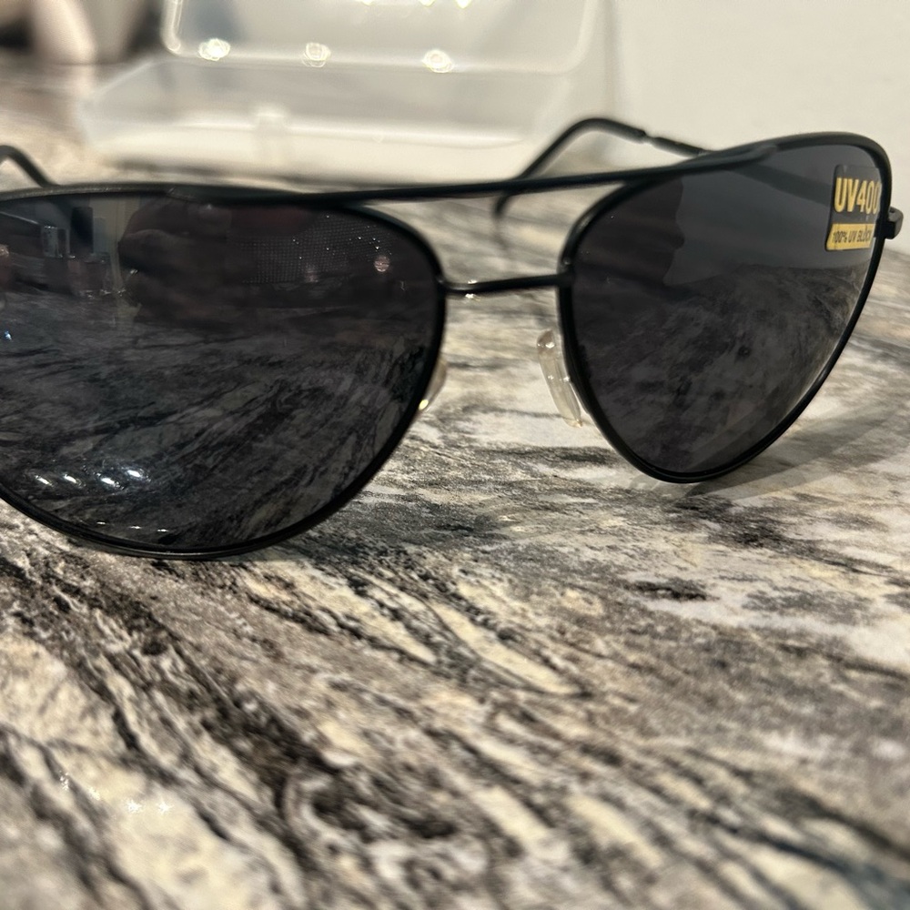 Stylish Black Aviator Sunglasses - Picture 4 of 9